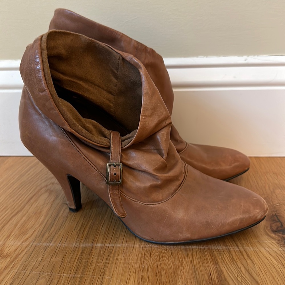 Size 8 Nine West caramel booties